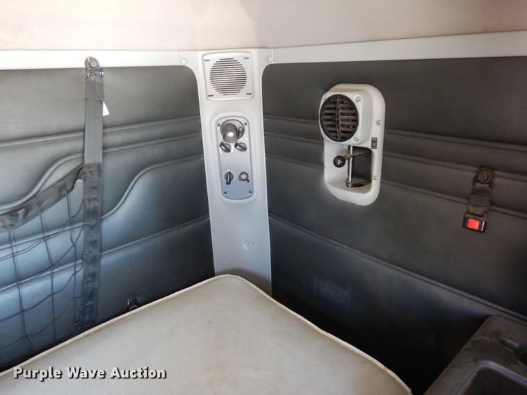 image for item IM9864 2004 Freightliner Columbia 120  semi truck