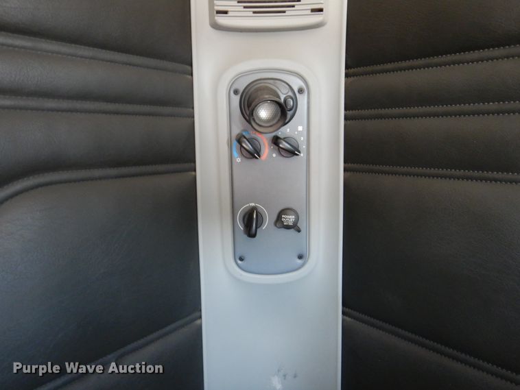 image for item IM9864 2004 Freightliner Columbia 120  semi truck