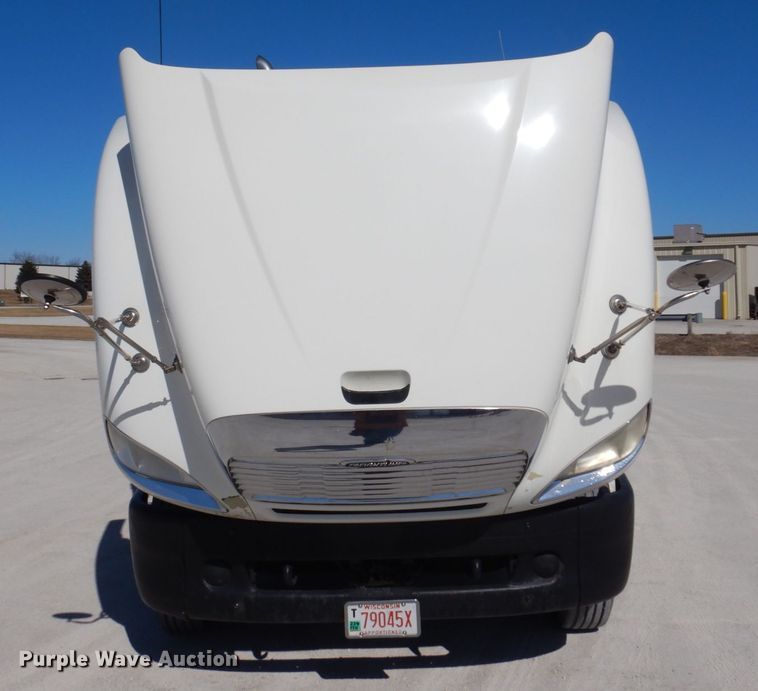 image for item IM9864 2004 Freightliner Columbia 120  semi truck