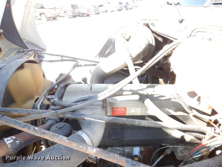 image for item IM9864 2004 Freightliner Columbia 120  semi truck