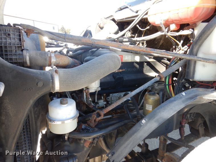 image for item IM9864 2004 Freightliner Columbia 120  semi truck