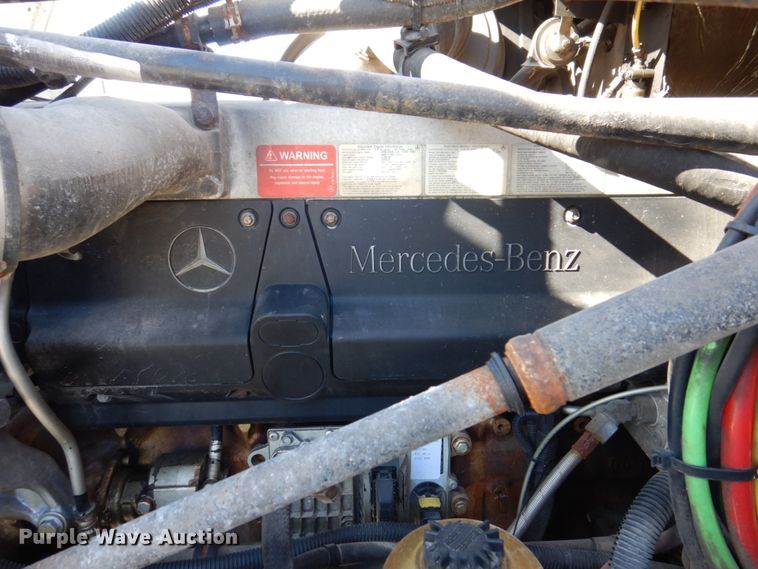 image for item IM9864 2004 Freightliner Columbia 120  semi truck