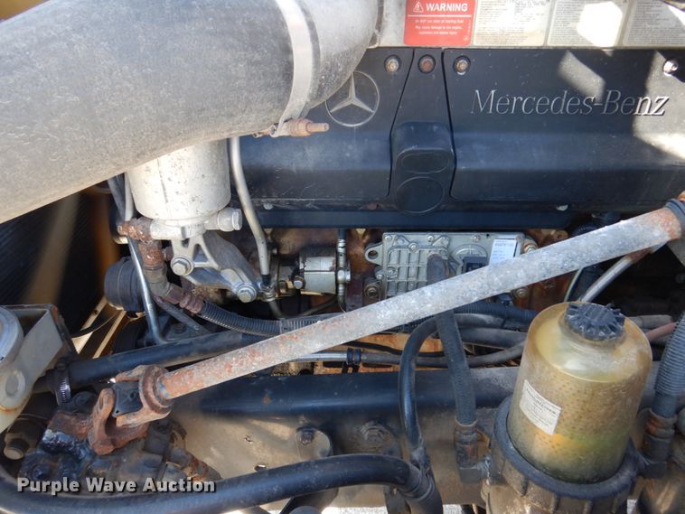 image for item IM9864 2004 Freightliner Columbia 120  semi truck