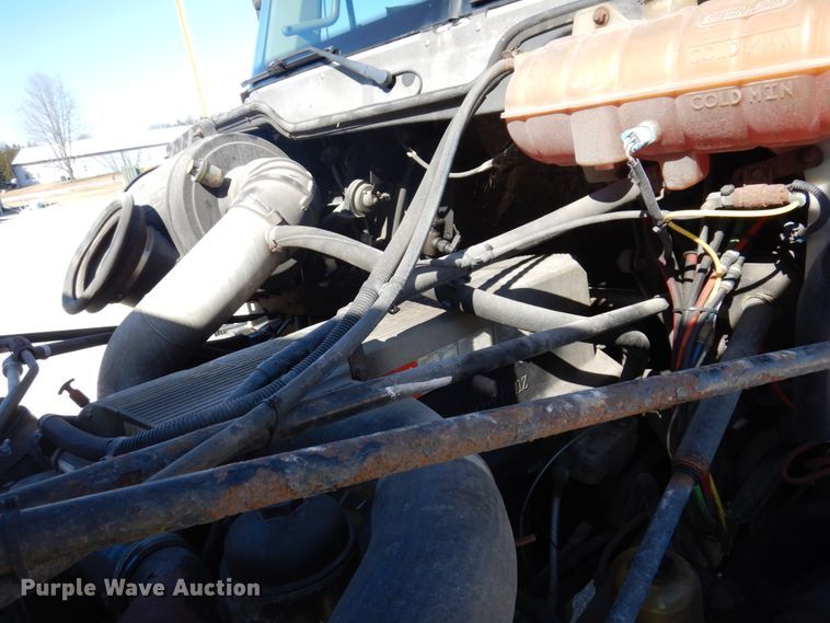 image for item IM9864 2004 Freightliner Columbia 120  semi truck