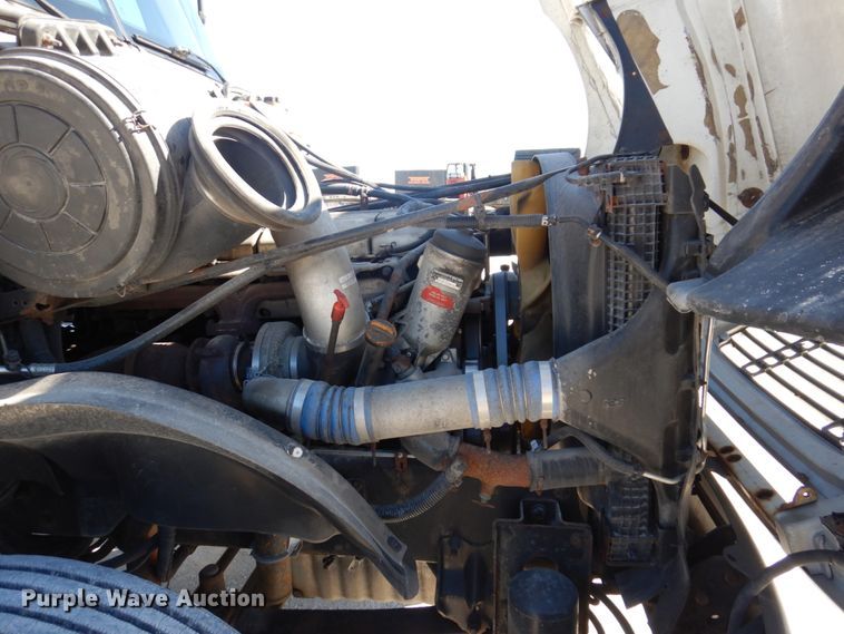 image for item IM9864 2004 Freightliner Columbia 120  semi truck