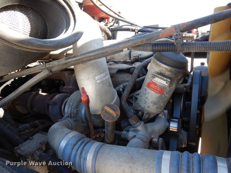 image for item IM9864 2004 Freightliner Columbia 120  semi truck