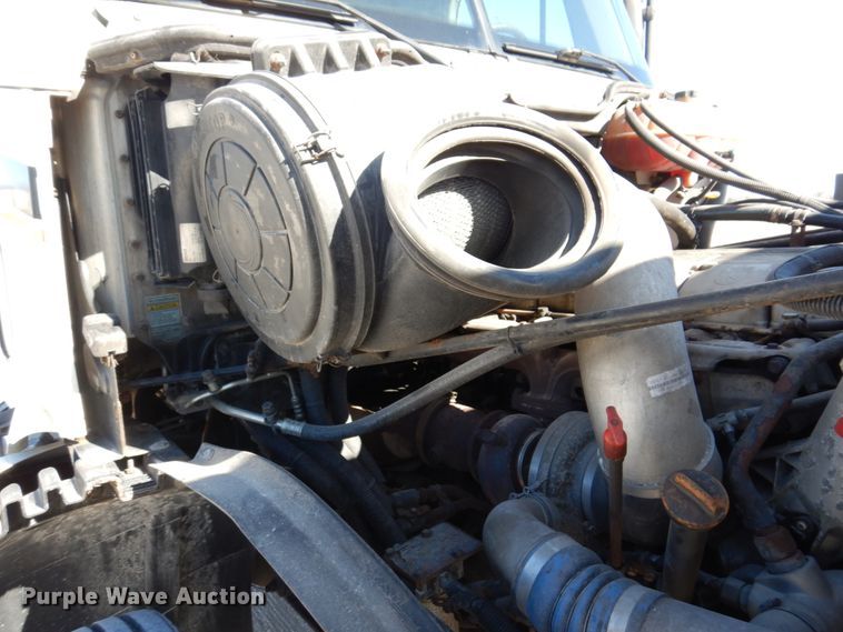 image for item IM9864 2004 Freightliner Columbia 120  semi truck