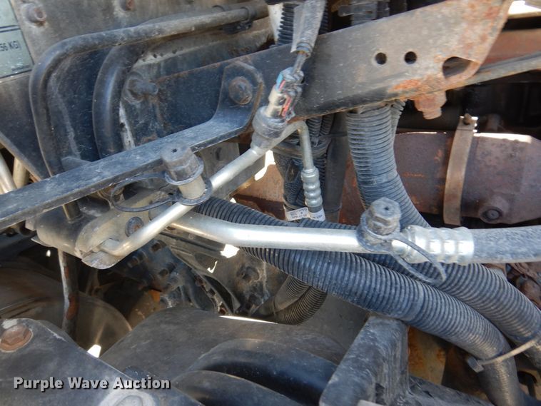 image for item IM9864 2004 Freightliner Columbia 120  semi truck