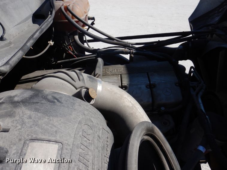 image for item IM9864 2004 Freightliner Columbia 120  semi truck