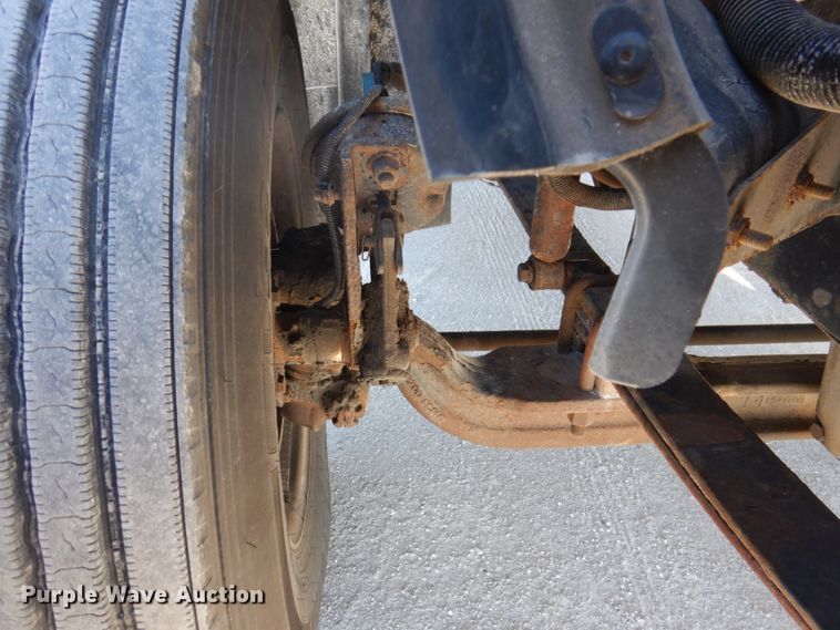 image for item IM9864 2004 Freightliner Columbia 120  semi truck