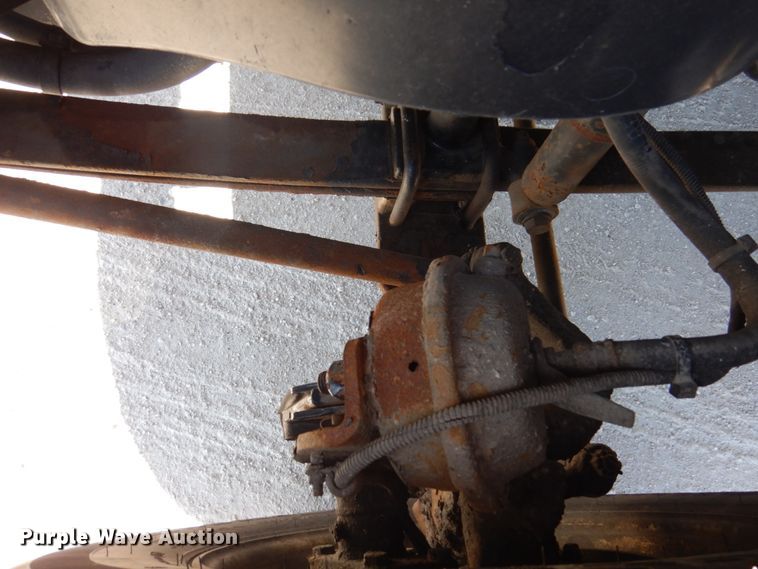 image for item IM9864 2004 Freightliner Columbia 120  semi truck