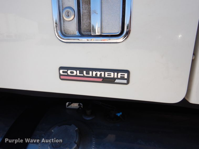 image for item IM9864 2004 Freightliner Columbia 120  semi truck