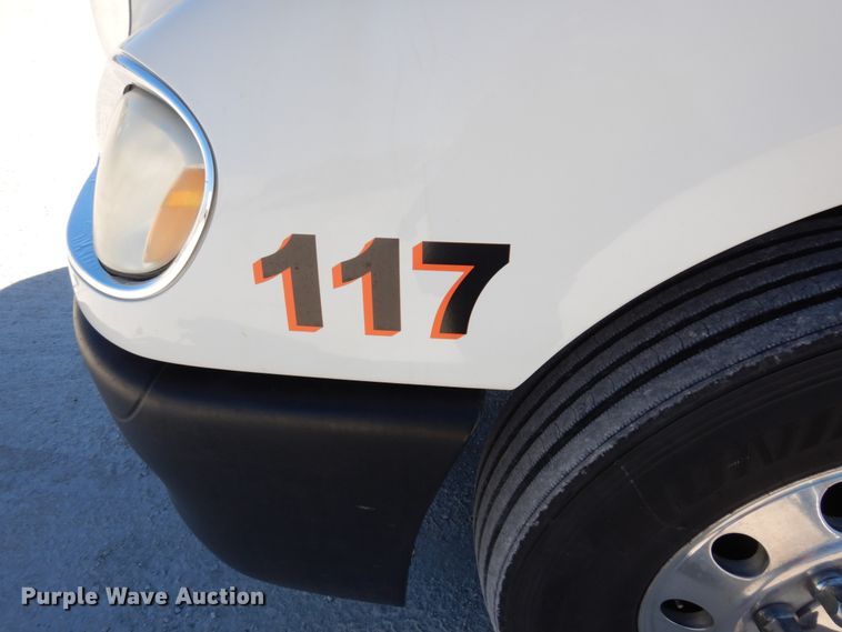 image for item IM9864 2004 Freightliner Columbia 120  semi truck