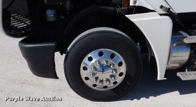 image for item IM9864 2004 Freightliner Columbia 120  semi truck