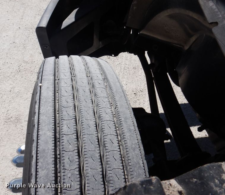 image for item IM9864 2004 Freightliner Columbia 120  semi truck