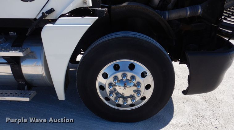 image for item IM9864 2004 Freightliner Columbia 120  semi truck