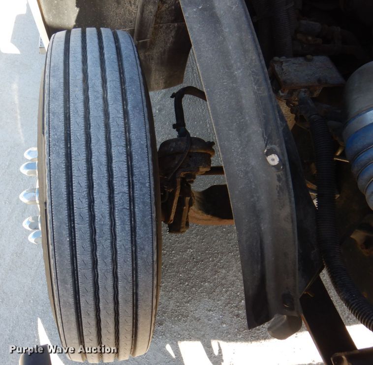 image for item IM9864 2004 Freightliner Columbia 120  semi truck