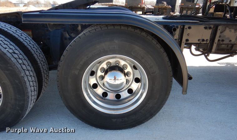 image for item IM9864 2004 Freightliner Columbia 120  semi truck