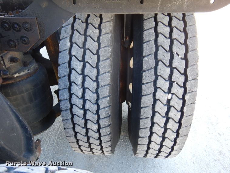 image for item IM9864 2004 Freightliner Columbia 120  semi truck