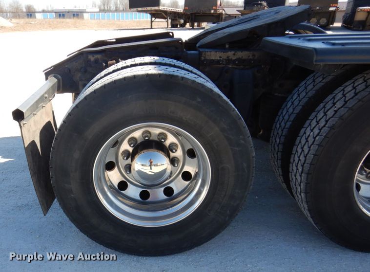 image for item IM9864 2004 Freightliner Columbia 120  semi truck