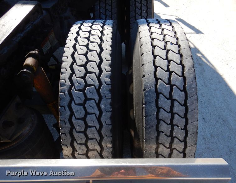 image for item IM9864 2004 Freightliner Columbia 120  semi truck