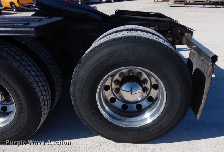 image for item IM9864 2004 Freightliner Columbia 120  semi truck