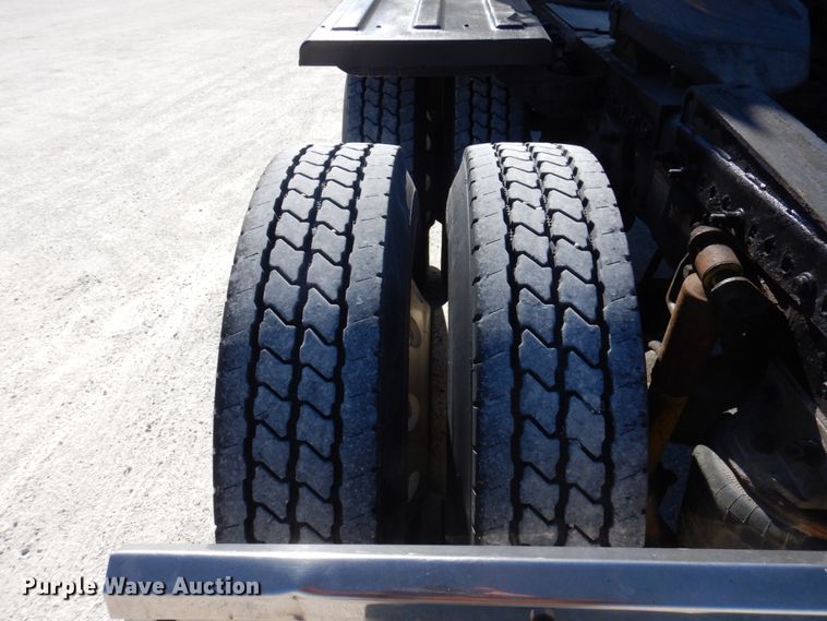 image for item IM9864 2004 Freightliner Columbia 120  semi truck