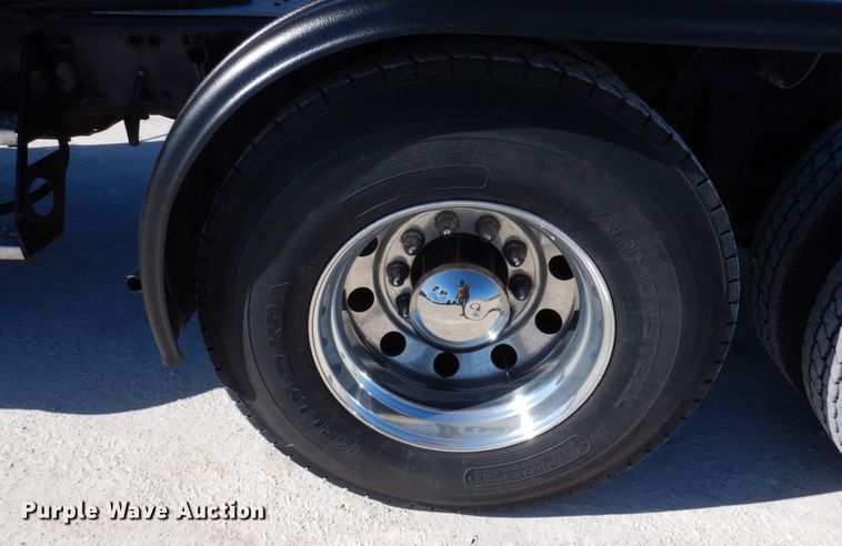 image for item IM9864 2004 Freightliner Columbia 120  semi truck