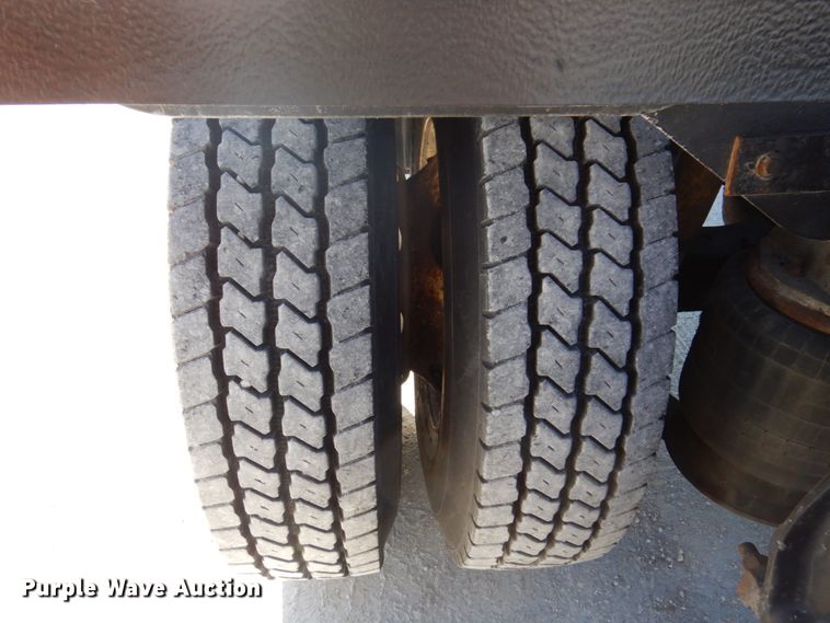 image for item IM9864 2004 Freightliner Columbia 120  semi truck