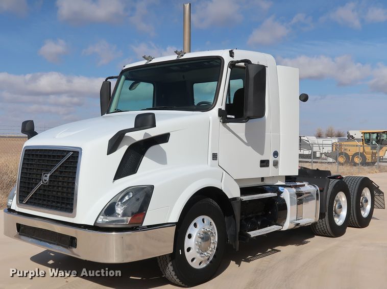 image for item IY9105 2015 Volvo VNL  semi truck