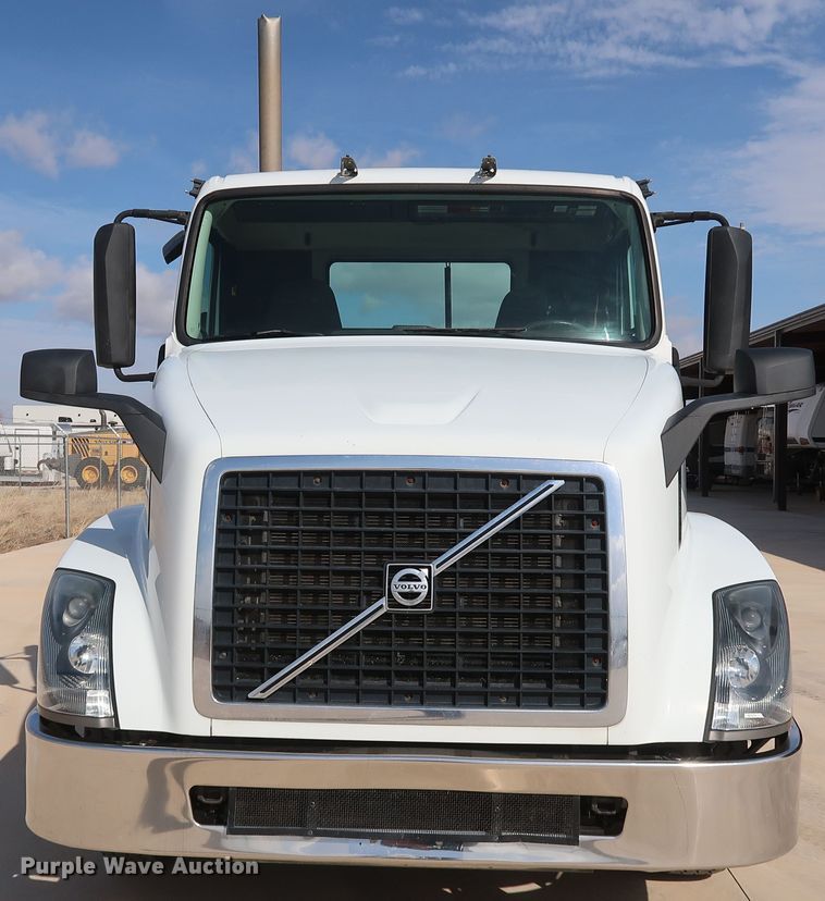 image for item IY9105 2015 Volvo VNL  semi truck