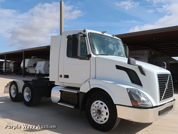 image for item IY9105 2015 Volvo VNL  semi truck