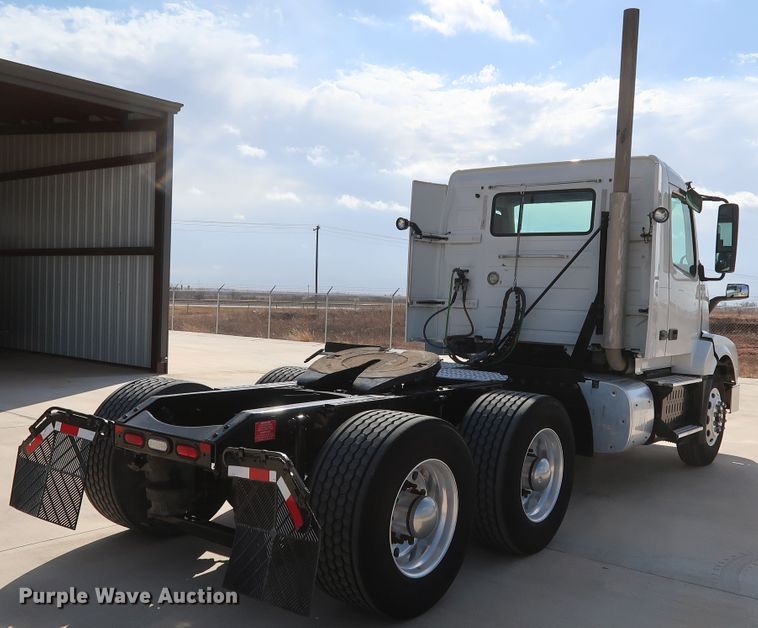 image for item IY9105 2015 Volvo VNL  semi truck