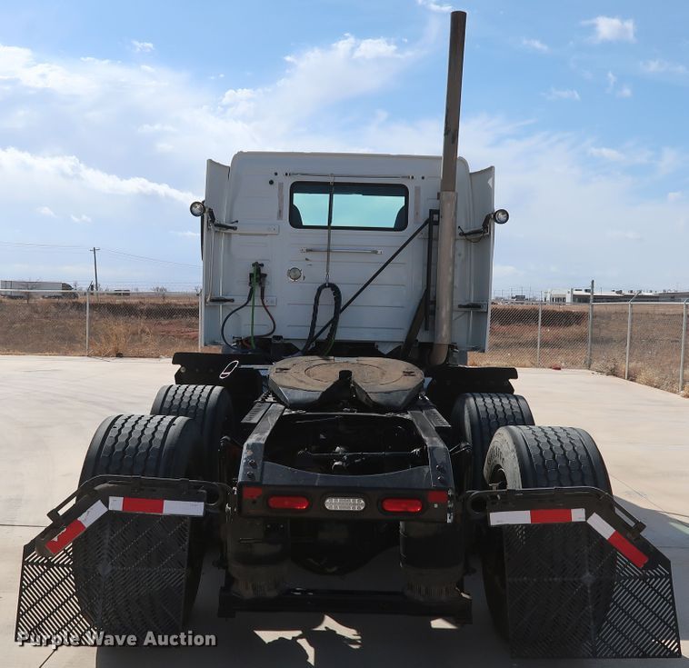 image for item IY9105 2015 Volvo VNL  semi truck