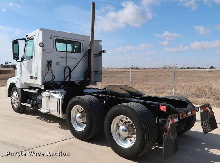 image for item IY9105 2015 Volvo VNL  semi truck