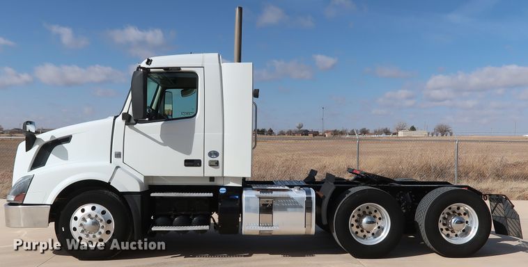 image for item IY9105 2015 Volvo VNL  semi truck