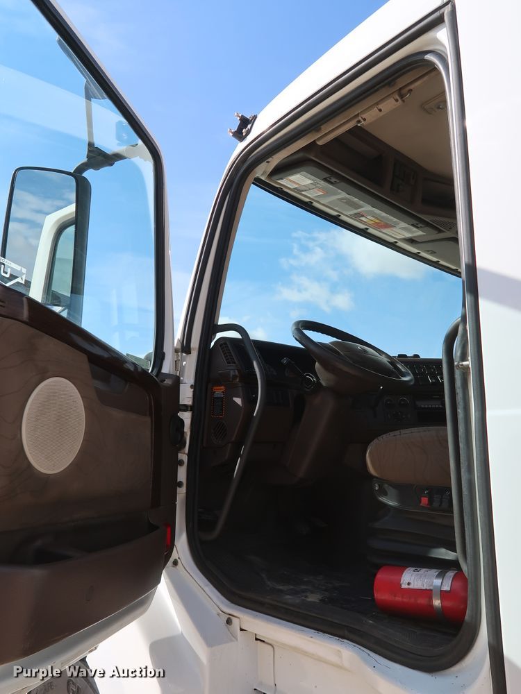 image for item IY9105 2015 Volvo VNL  semi truck