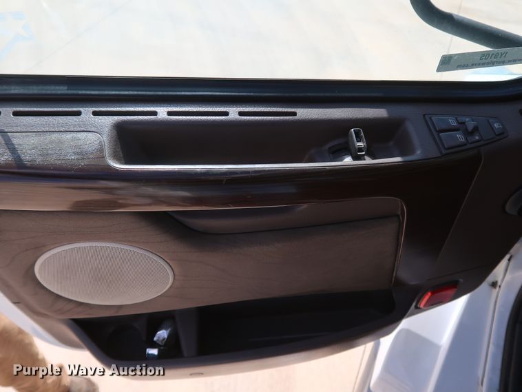 image for item IY9105 2015 Volvo VNL  semi truck