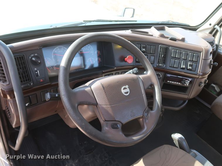 image for item IY9105 2015 Volvo VNL  semi truck