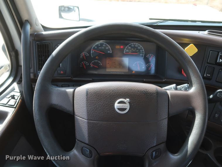 image for item IY9105 2015 Volvo VNL  semi truck