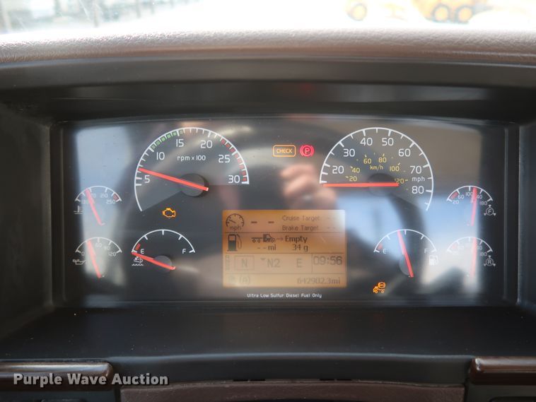 image for item IY9105 2015 Volvo VNL  semi truck