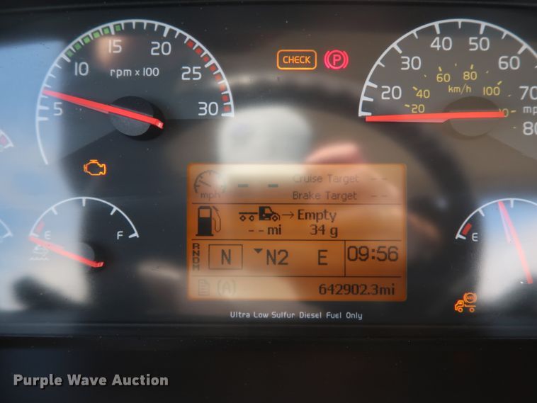 image for item IY9105 2015 Volvo VNL  semi truck