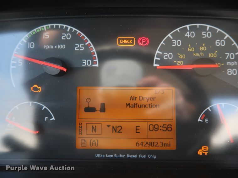 image for item IY9105 2015 Volvo VNL  semi truck