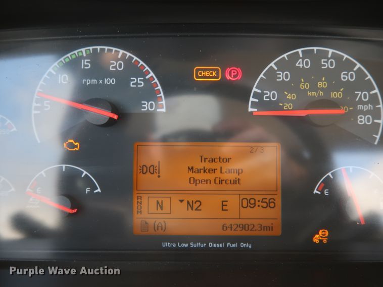 image for item IY9105 2015 Volvo VNL  semi truck