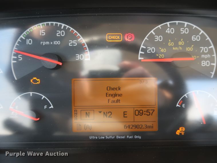 image for item IY9105 2015 Volvo VNL  semi truck