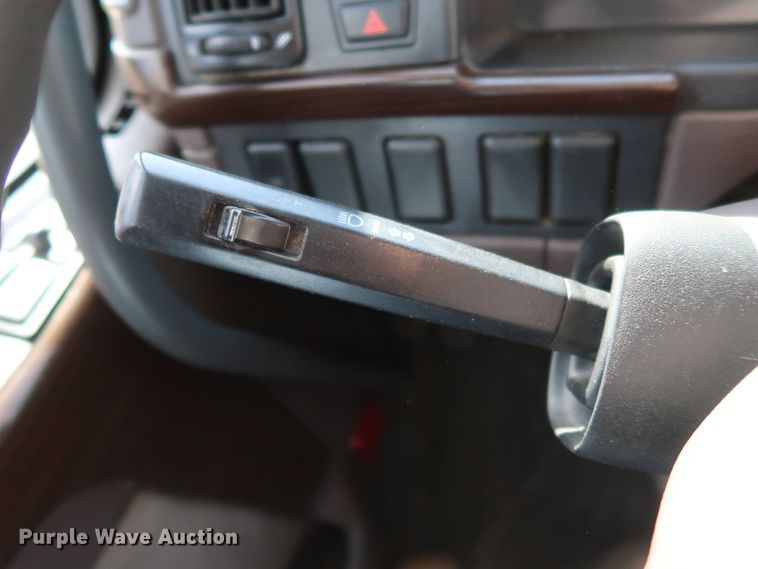 image for item IY9105 2015 Volvo VNL  semi truck