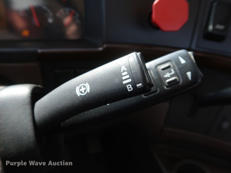 image for item IY9105 2015 Volvo VNL  semi truck