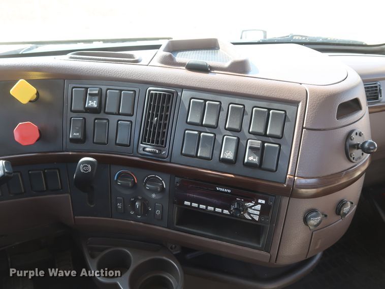 image for item IY9105 2015 Volvo VNL  semi truck