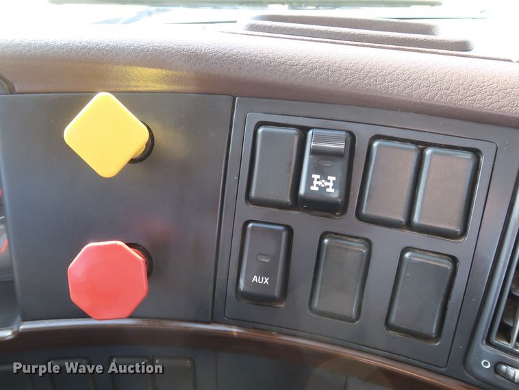 image for item IY9105 2015 Volvo VNL  semi truck