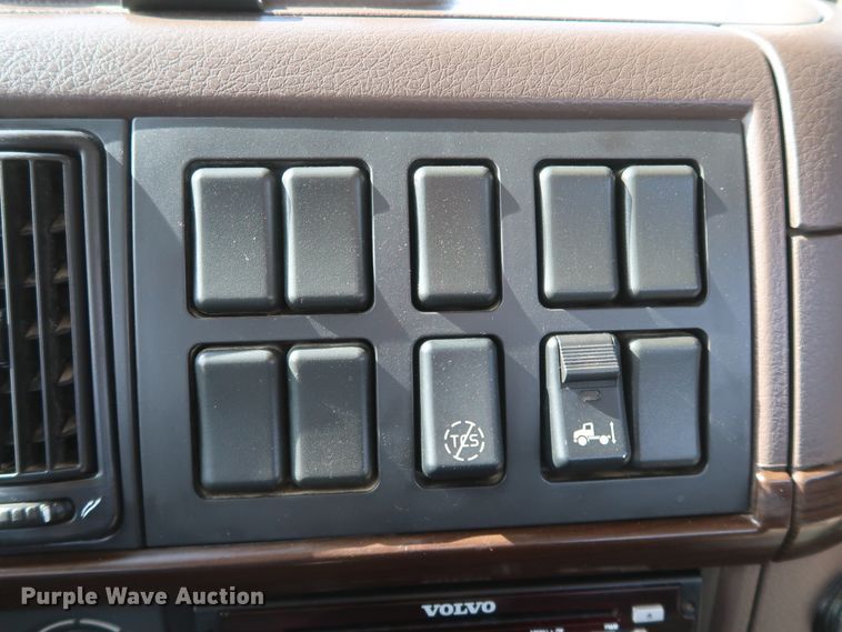 image for item IY9105 2015 Volvo VNL  semi truck